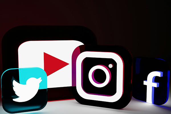 Icons for the apps Twitter, YouTube, Instagram, and Facebook