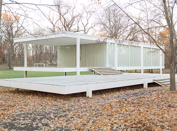 A photograph of Farnsworth House by Mies Van Der Rohe (Wikimedia commons https://commons.wikimedia.org/wiki/File:Farnsworth_House_by_Mies_Van_Der_Rohe_-_exterior-8.jpg)